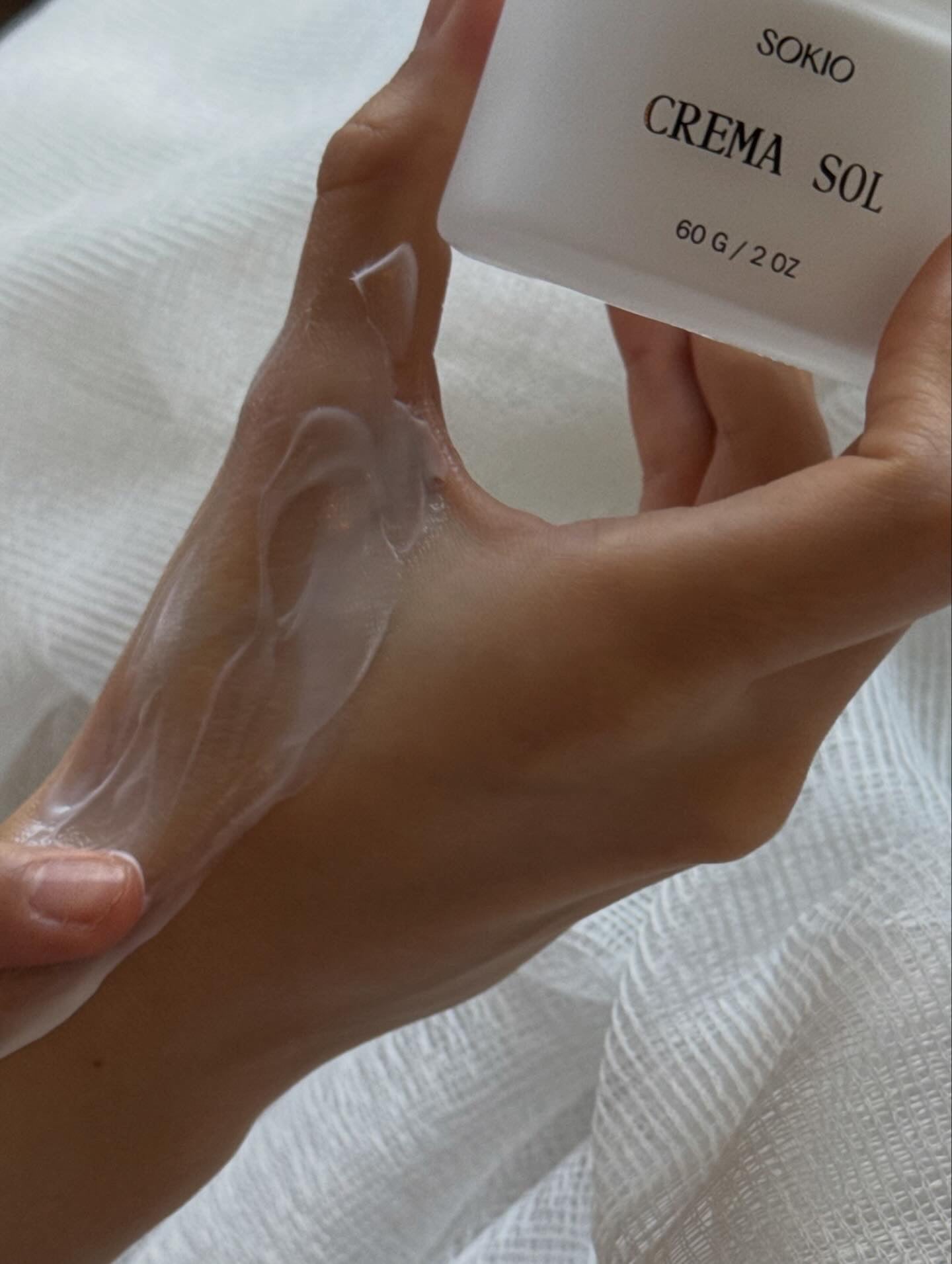 Aplicación de Crema Sol Sokio sobre la mano