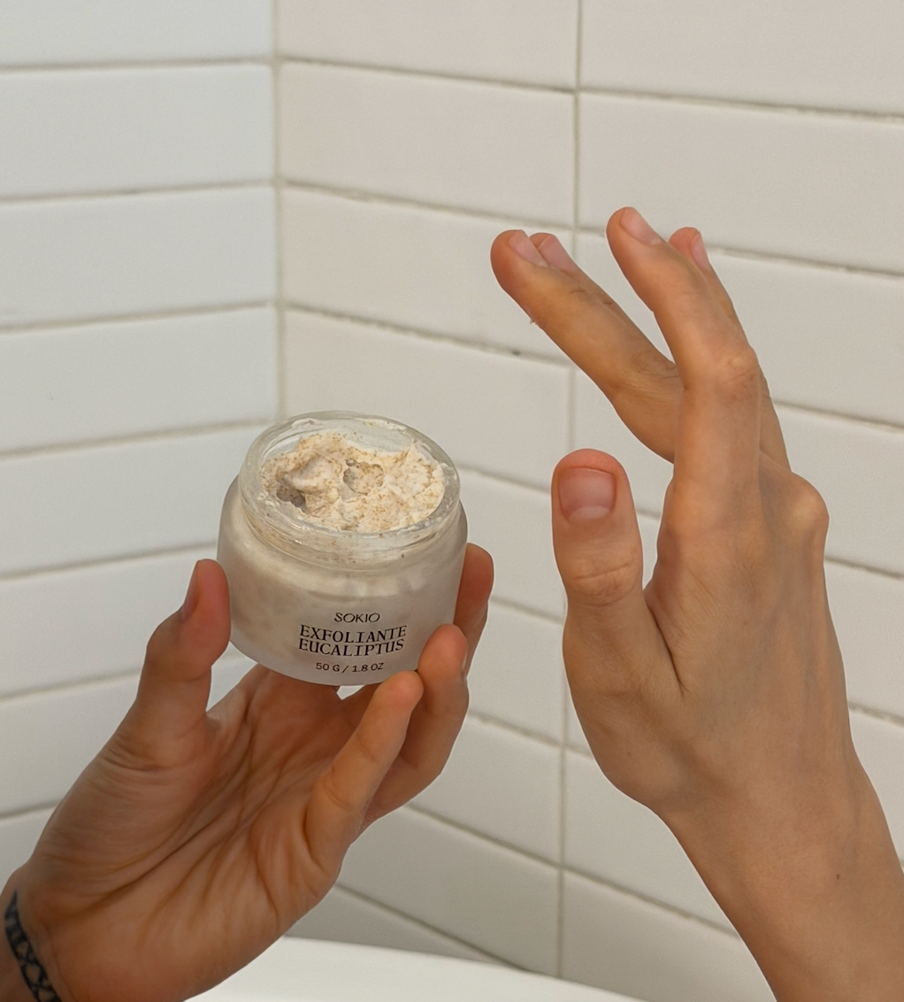 Exfoliante Eucaliptus Sokio sostenido entre las manos
