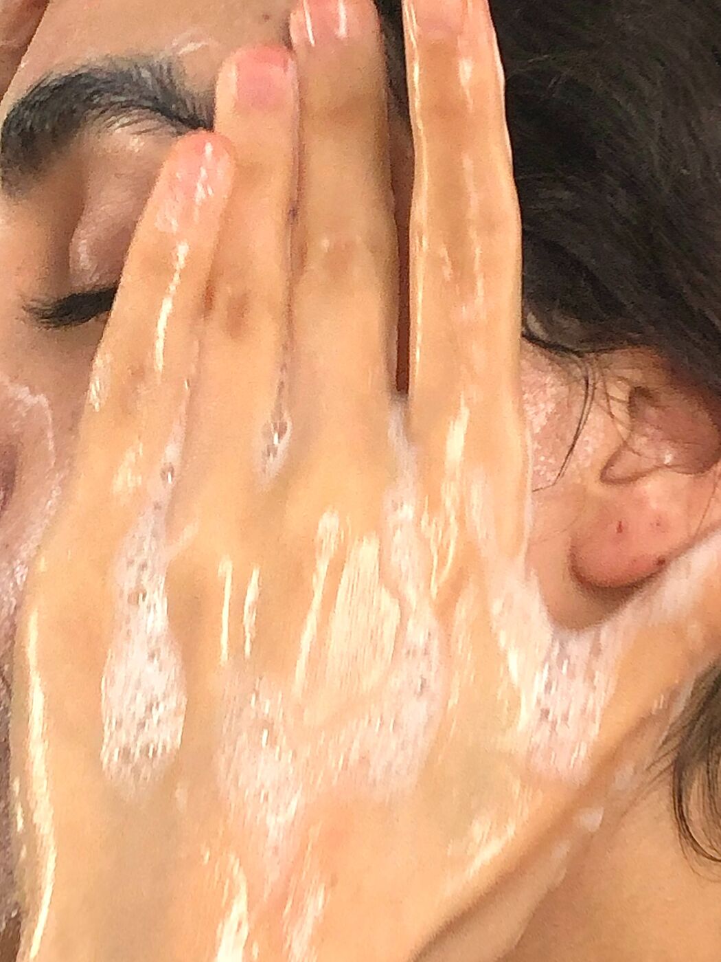 Limpieza facial con las manos.